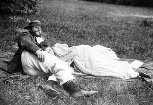 Thadée Natanson et sa femme Misia Godebska dans le jardin de leur maison de campagne, Le Relais, vers 1899